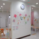 東京都大田区の保育園（認可外保育園・企業主導型保育園・小規模保育園・プリスクール）、カメリアキッズ下丸子園の、清潔感のある保育室の写真