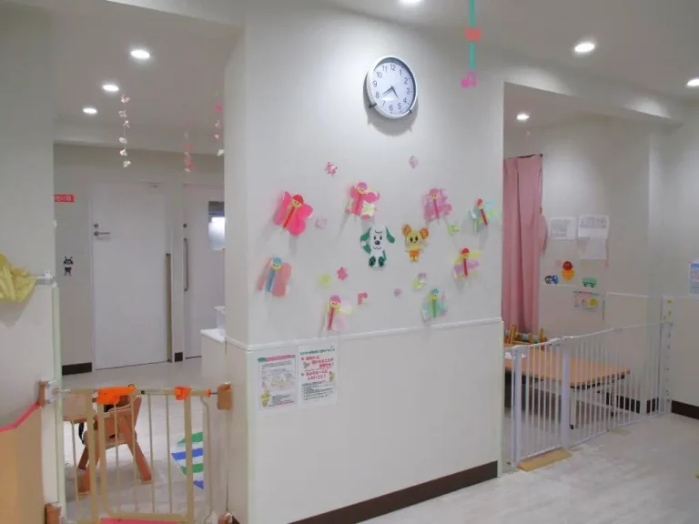 東京都大田区の保育園（認可外保育園・企業主導型保育園・小規模保育園・プリスクール）、カメリアキッズ下丸子園の、清潔感のある保育室の写真