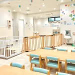 東京都杉並区の保育園（認可外保育園・企業主導型保育園・小規模保育園・プリスクール）、カメリアキッズ中野富士見町園の、清潔感のある保育室の写真