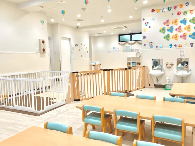 東京都杉並区の保育園（認可外保育園・企業主導型保育園・小規模保育園・プリスクール）、カメリアキッズ中野富士見町園の、清潔感のある保育室の写真