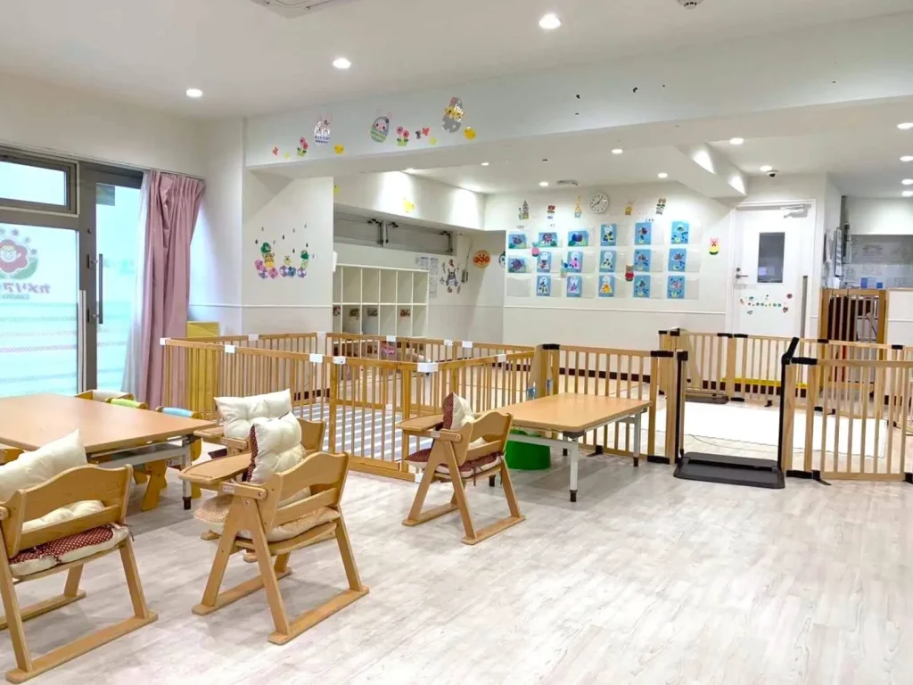 東京都足立区の保育園（認可外保育園・企業主導型保育園・小規模保育園・プリスクール）、カメリアキッズ北千住園の、清潔感のある保育室の写真