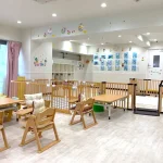 東京都足立区の保育園（認可外保育園・企業主導型保育園・小規模保育園・プリスクール）、カメリアキッズ北千住園の、清潔感のある保育室の写真