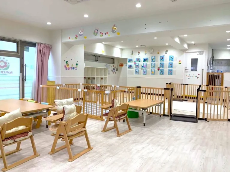 東京都足立区の保育園（認可外保育園・企業主導型保育園・小規模保育園・プリスクール）、カメリアキッズ北千住園の、清潔感のある保育室の写真