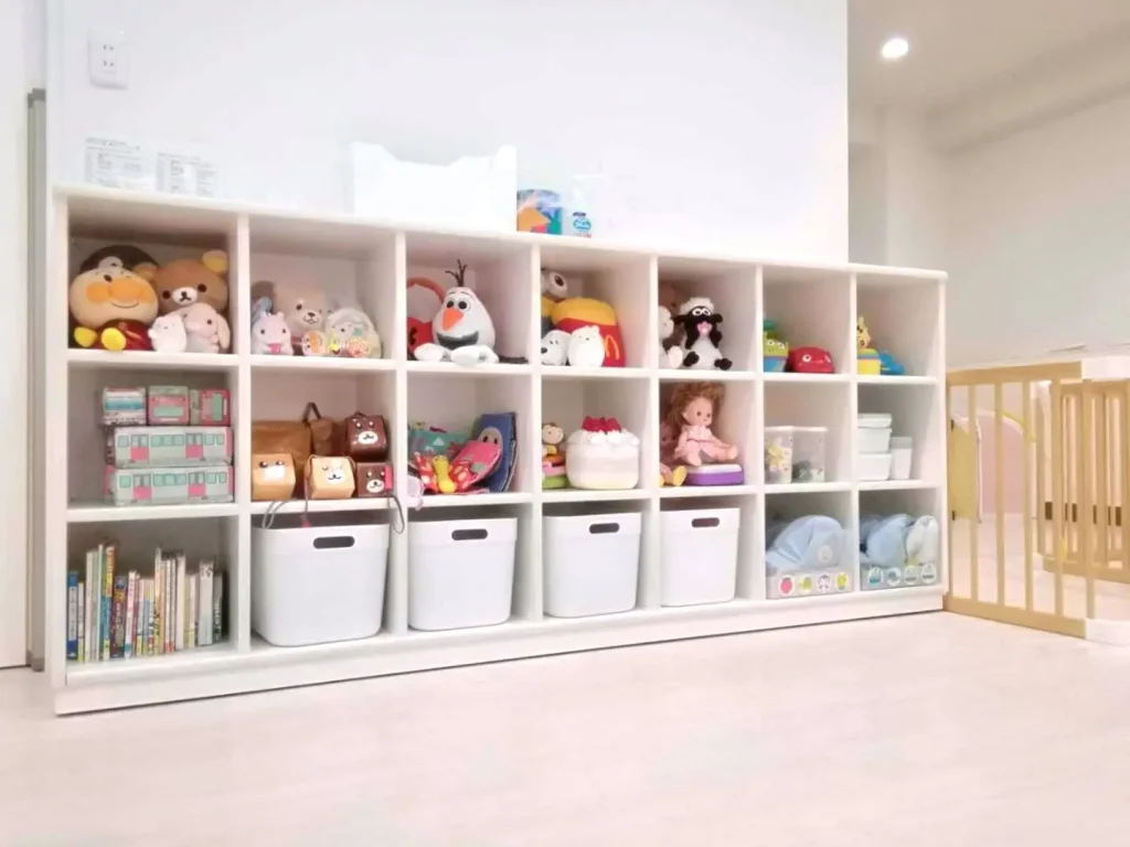 東京都調布市の保育園（認可外保育園・企業主導型保育園・小規模保育園・プリスクール）、カメリアキッズ国領園の、清潔感のある保育室の写真