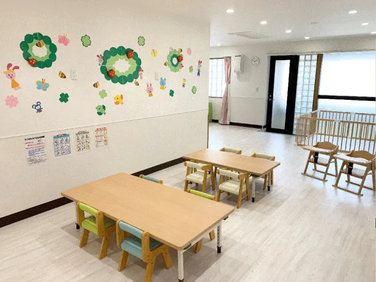 東京都大田区の保育園（認可外保育園・企業主導型保育園・小規模保育園・プリスクール）、カメリアキッズ大森園の、清潔感のある保育室の写真