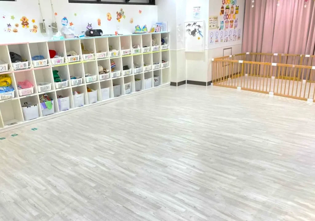 東京都町田市の保育園（認可外保育園・企業主導型保育園・小規模保育園・プリスクール）、カメリアキッズ成瀬園の、清潔感のある保育室の写真