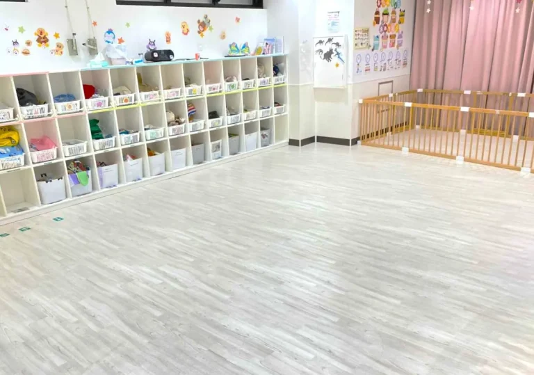 東京都町田市の保育園（認可外保育園・企業主導型保育園・小規模保育園・プリスクール）、カメリアキッズ成瀬園の、清潔感のある保育室の写真