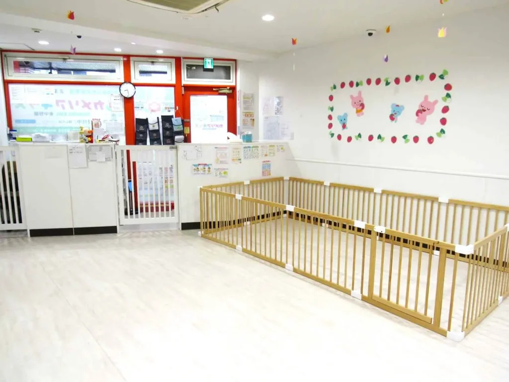 東京都中野区の保育園（認可外保育園・企業主導型保育園・小規模保育園・プリスクール）、カメリアキッズ東中野園の、清潔感のある保育室の写真