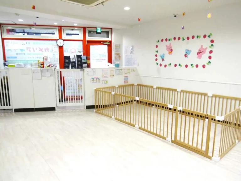 東京都中野区の保育園（認可外保育園・企業主導型保育園・小規模保育園・プリスクール）、カメリアキッズ東中野園の、清潔感のある保育室の写真
