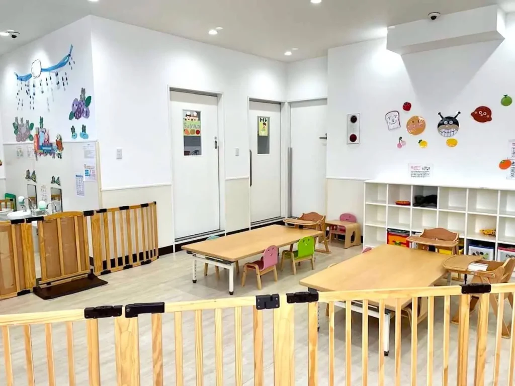東京都府中市の保育園（認可外保育園・企業主導型保育園・小規模保育園・プリスクール）、カメリアキッズ東府中園の、清潔感のある保育室の写真