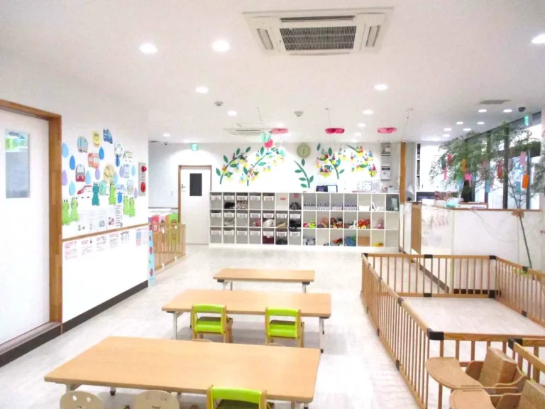 東京都府中市の保育園（認可外保育園・企業主導型保育園・小規模保育園・プリスクール）、カメリアキッズ清水が丘園の、清潔感のある保育室の写真