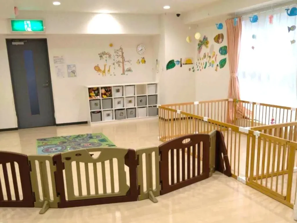 神奈川県相模原市の保育園（認可外保育園・企業主導型保育園・小規模保育園・プリスクール）、カメリアキッズ相模原園の、清潔感のある保育室の写真