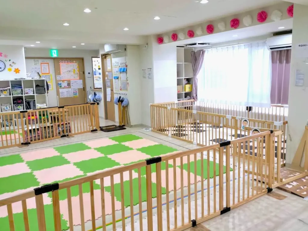 東京都世田谷区の保育園（認可外保育園・企業主導型保育園・小規模保育園・プリスクール）、カメリアキッズ経堂2号園の、清潔感のある保育室の写真