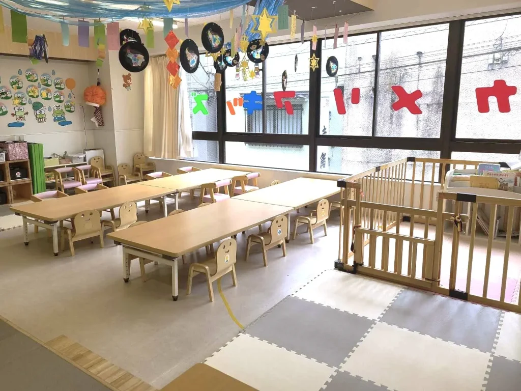 東京都世田谷区の保育園（認可外保育園・企業主導型保育園・小規模保育園・プリスクール）、カメリアキッズ経堂園の、清潔感のある保育室の写真