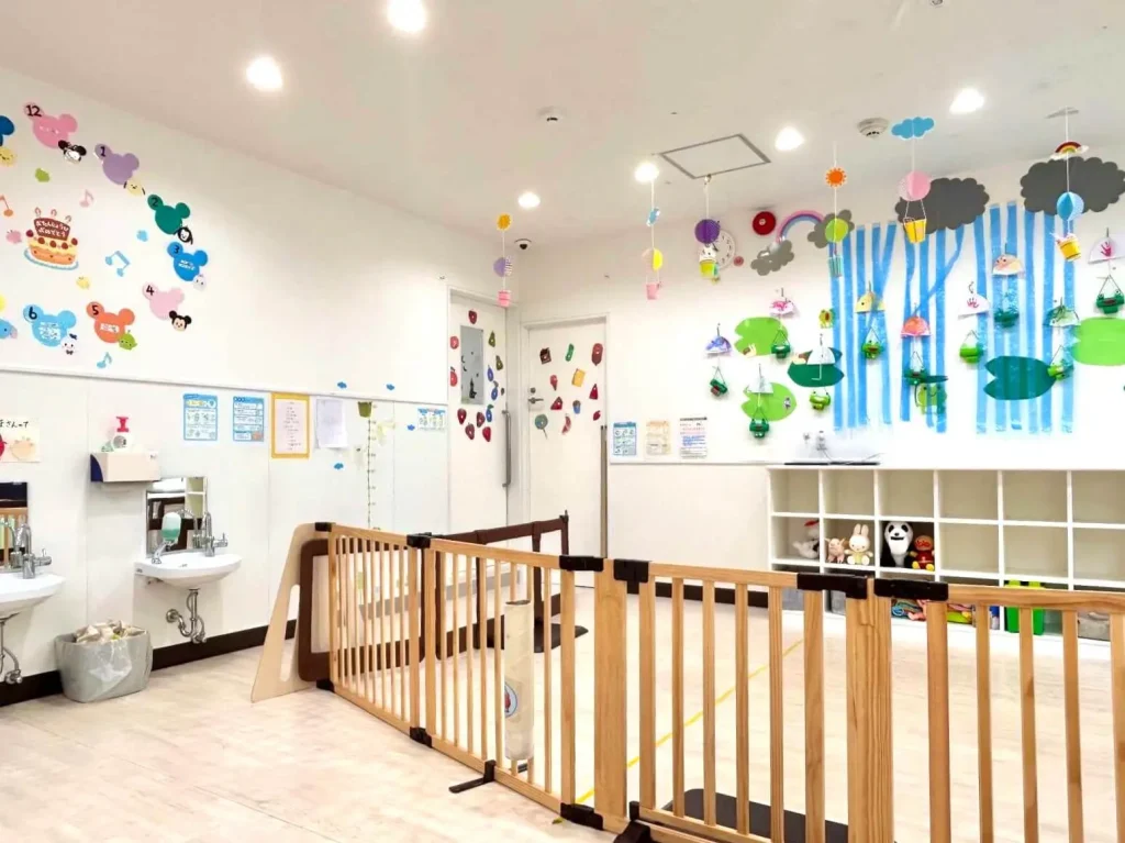 東京都大田区の保育園（認可外保育園・企業主導型保育園・小規模保育園・プリスクール）、カメリアキッズ蒲田園の、清潔感のある保育室の写真