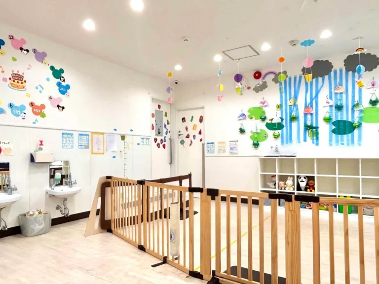 東京都大田区の保育園（認可外保育園・企業主導型保育園・小規模保育園・プリスクール）、カメリアキッズ蒲田園の、清潔感のある保育室の写真