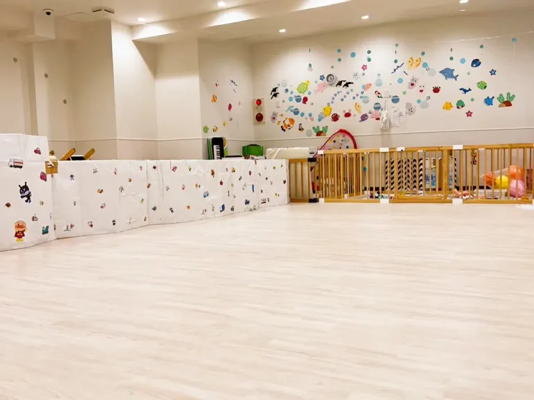 東京都江戸川区の保育園（認可外保育園・企業主導型保育園・小規模保育園・プリスクール）、カメリアキッズ西葛西園の、清潔感のある保育室の写真