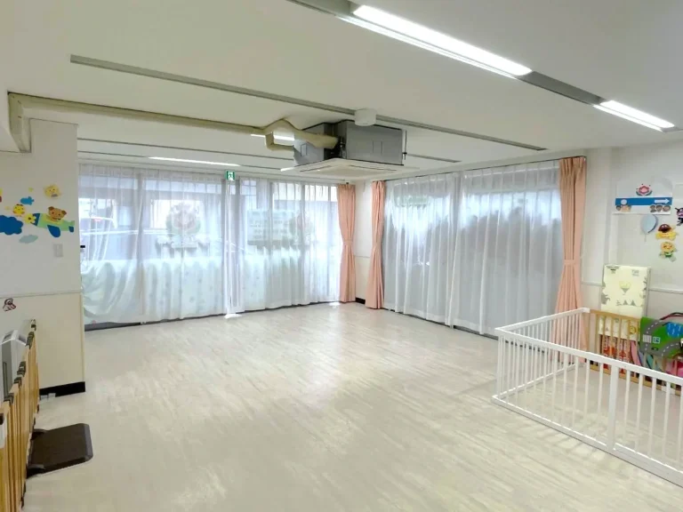 東京都世田谷区の保育園（認可外保育園・企業主導型保育園・小規模保育園・プリスクール）、カメリアキッズ豪徳寺園の、清潔感のある保育室の写真