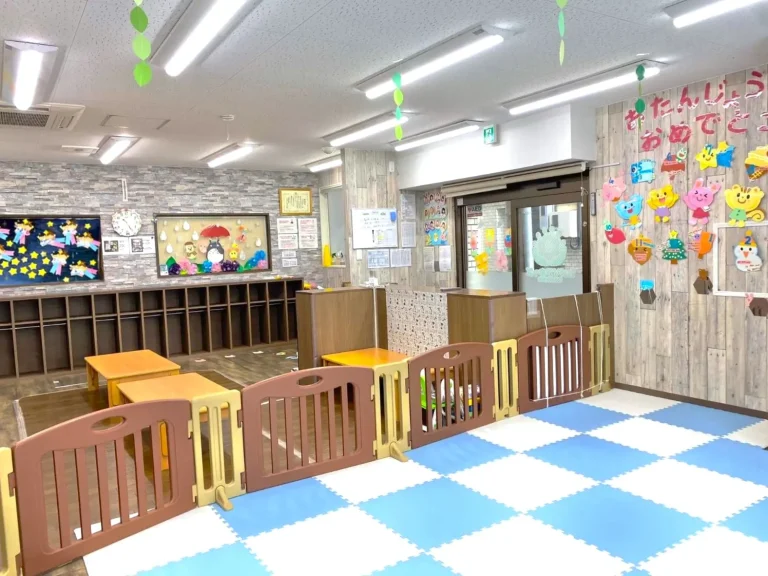 東京都江東区の保育園（認可外保育園・企業主導型保育園・小規模保育園・プリスクール）、カメリアキッズ亀戸園の、清潔感のある保育室の写真