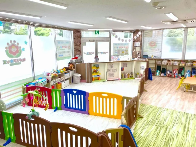 東京都江東区の保育園（認可外保育園・企業主導型保育園・小規模保育園・プリスクール）、カメリアキッズ千石園の、清潔感のある保育室の写真