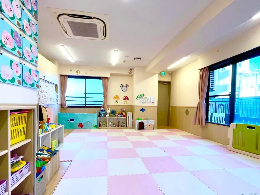 東京都江東区の保育園（認可外保育園・企業主導型保育園・小規模保育園・プリスクール）、カメリアキッズ清澄白河園の、清潔感のある保育室の写真