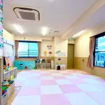 東京都江東区の保育園（認可外保育園・企業主導型保育園・小規模保育園・プリスクール）、カメリアキッズ清澄白河園の、清潔感のある保育室の写真