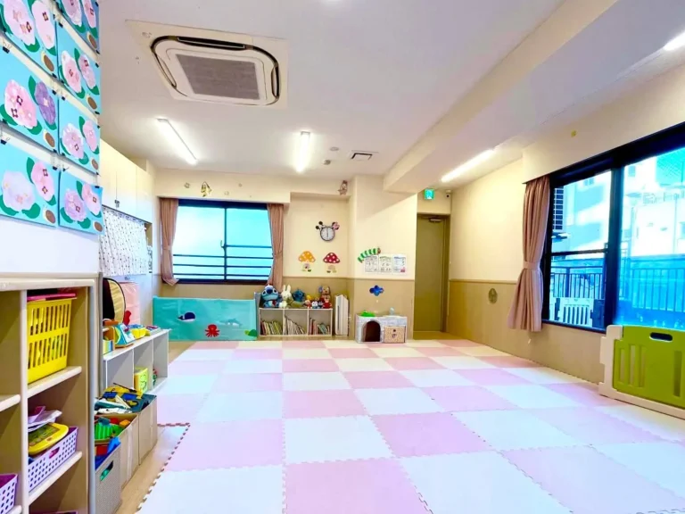 東京都江東区の保育園（認可外保育園・企業主導型保育園・小規模保育園・プリスクール）、カメリアキッズ清澄白河園の、清潔感のある保育室の写真
