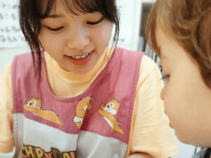 東京都世田谷区にある認可外保育園（企業主導型保育園・小規模保育園・プリスクール）カメリアキッズ経堂2号園で、英語教育を担当する英語講師の写真