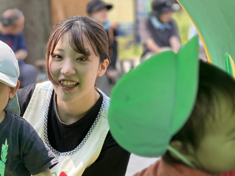 東京都世田谷区にある認可外保育園（企業主導型保育園・小規模保育園・プリスクール）カメリアキッズ豪徳寺園で、お子さまの成長をサポートする保育士の写真