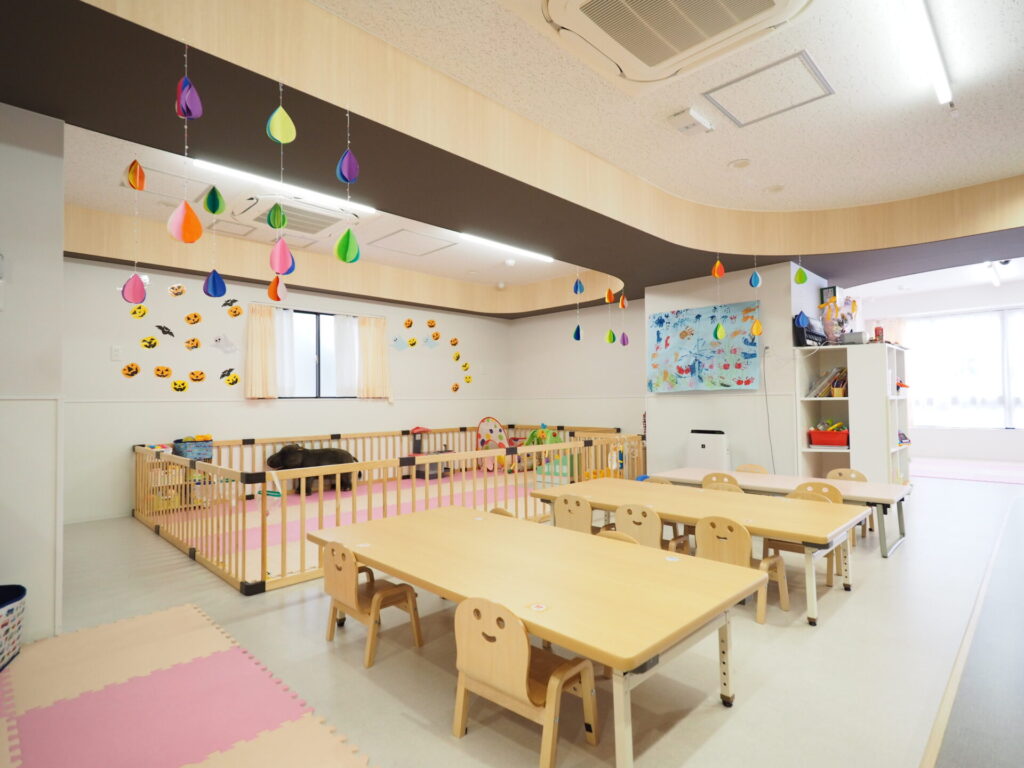 東京都世田谷区の保育園（認可外保育園・企業主導型保育園・小規模保育園・プリスクール）、カメリアキッズ経堂園の、清潔感のある保育室の写真