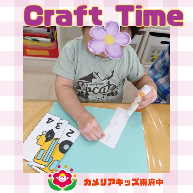 こんにちは😊カメリアキッズ東府中園です✨今回はバスのイラストを、数字の順番に並べてぺたぺたと貼っていきました✨先生に見守られながら、1、2、3、4と数字を見ながら慎重にのり付けしていきます☺️「これが１？あ、こっちかな。」みんなで考えながら上手に貼り、素敵なバスができましたよ🎵ྀིまた給食では先日の食育で紹介したとうもろこしがでてきました☺️このみんなで皮をむいたよね。と会話を弾ませながら楽しく食べている子どもたちでした❣️随時説明会開催中です!ご連絡お待ちしております！他SNSも要チェック♪HP:カメリアキッズyoutube:🔎カメリアキッズほいくえ:🔎カメリアキッズTikTok:@camellia_kis_hoikuen☆☆☆☆☆☆☆☆☆☆☆☆☆☆カメリアキッズ東府中園〒183-0005住所　東京都府中市若松町1-7-6サングレース東府中1F☎電話番号042-319-8322園児・保育士さん・調理さん◎◎◎募集中◎◎◎☆☆☆☆☆☆☆☆☆☆☆☆☆☆☆#ママライフ#ママリ#保育園#子育てママ#保育士#おもちゃ#ママスタグラム#2歳児#働くママ#幼児食#1歳児#0才児#保育#府中市#保育士の卵#企業主導型保育園#保育学生#小規模保育園#園児募集#保育士試験#保育士募集#認可外保育園#東府中#保育園探し#保育士求人#カメリアキッズ#東京都保育園#府中市保育園#東府中保育園