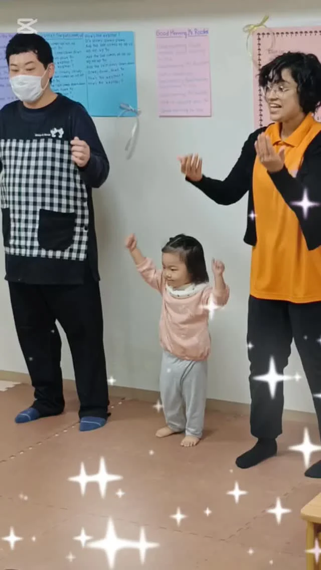 こんにちは♪カメリアキッズ日ノ出町園です😌英語イベントの様子です🔤みんなで英語の歌を歌ったり、クラフトをしたりと盛りだくさんのイベントでした♪クラフトの様子はまたお届けいたします!!ご参加いただいた保護者の皆さま、ありがとうございました✨️.*･｡ﾟ♬*゜ﾟ.*･｡ﾟ♬*゜ﾟ.*･｡ﾟ♬*.*･｡ﾟ♬*随時説明会開催中です✨️ご連絡お待ちしております🌈他SNSも要チェック♪Instagram：@itg_camellia_kidsTwitter：camellia_kidsyoutube：🔎カメリアキッズほいくえ：🔎カメリアキッズTikTok:🔎@camellia_kids_hoikuen⁡⁡☆☆☆☆☆☆☆☆☆☆☆☆🚩カメリアキッズ 日ノ出町園🚩〒231-0066神奈川県横浜市中区日ノ出町1-200日ノ出サクアス201☎️045-334-8529園児・保育士さん・調理さん**◎◎◎募集中**◎◎◎*⁡#ママライフ #ママリ #保育園#子育てママ#保育士#おもちゃ#ママスタグラム#2歳児#働くママ#幼児食#1歳児#0歳児#保育#横浜市#中区#保育士の卵#企業主導型保育園#保育学生#小規模保育園#園児募集#保育士試験#保育士募集#認可外保育園#保育学生#日ノ出町#保育園探し#保育士求人#カメリアキッズ#横浜市保育園#横浜市保育園#横浜保育園