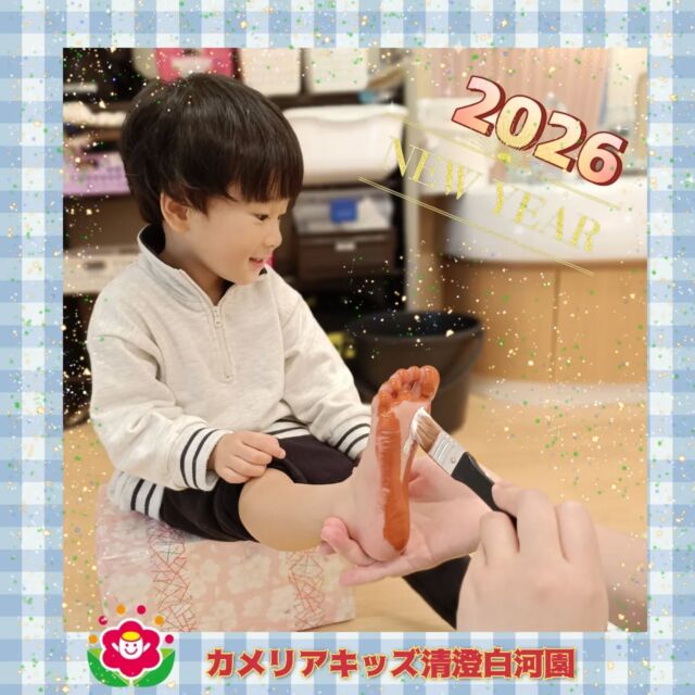 こんにちは🥰カメリアキッズ清澄白河園です✨足形をとり製作を行いました。足裏に絵の具を塗るとくすぐったいとみんな笑いが止まらない様子でした😁とっても素敵な絵馬が仕上がりました🐴🐴✨️✨️他SNSも要チェック♪HP：カメリアキッズyoutube：🔎カメリアキッズほいくえ：🔎カメリアキッズTikTok：🔎＠camellia_kids_hoikuen☆☆☆☆☆☆☆☆☆☆☆☆カメリアキッズ清澄白河園〒135-0022東京都江東区三好1-8-3越前屋ビル4F☎️03-5875-9987園児・保育士さん・調理さん◎◎◎募集中◎◎◎☆☆☆☆☆☆☆☆☆☆☆☆#カメリアキッズ#東京都#江東区保育園#認可外保育園#保活