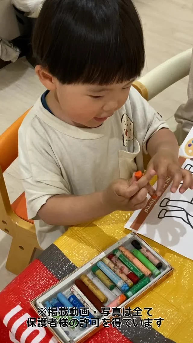 こんにちは、カメリアキッズ調布園です🎶英語の講師とワークシート🖍️みんなが大好きな時間の１つです😉🎨はじめての英語も、いつもの場所で安心♪カメリアキッズでは、親子で楽しく参加できる英会話教室を開講します✨️――――――――――――――――———————————他SNSも要チェック♪HP ： カメリアキッズyoutube:Oカメリアキッズほいくえ：●カメリアキッズTikTok: @camellia_kids_hoikuen★★★★★★★★★★★★カメリアキッズ調布園〒184-0026調布市小島町1-5-6アールアンドエスビル1階重042-452-8705園児・保育士さん・調理さん◎O◎募集中◎◎◎#東京都#調布市保育園#認可外保育園#保活
