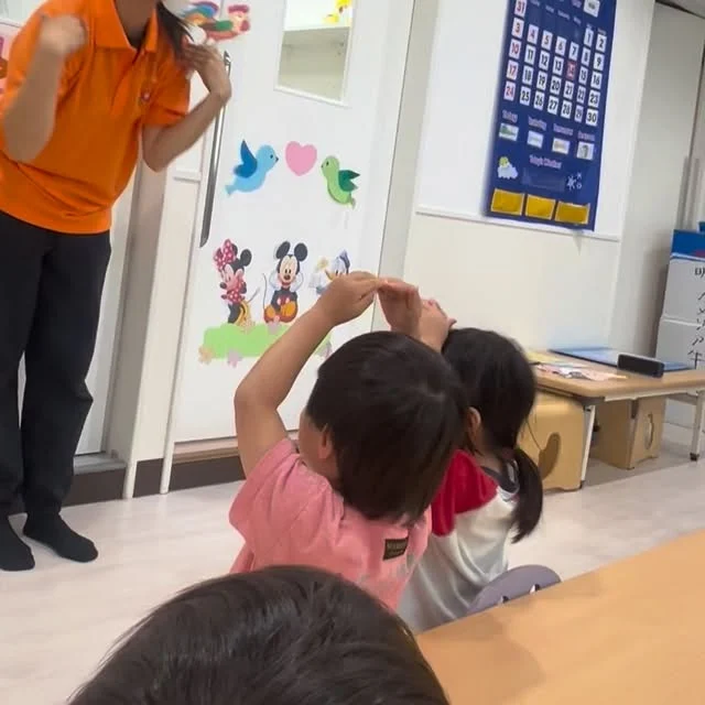 子どもたちが大好きな英語の時間🔤💕小さいお友達から大きいお友達までみんなノリノリです♪♪☆☆☆☆☆☆☆☆☆☆☆☆カメリアキッズ田端園〒114-0012住所:東京都北区田端新町3-36-10ﾄﾐﾔﾊｲﾑ1F☎️電話番号:03-6240-8755園児・保育士さん・調理さん◎◎◎募集中◎◎◎☆☆☆☆☆☆☆☆☆☆☆☆
