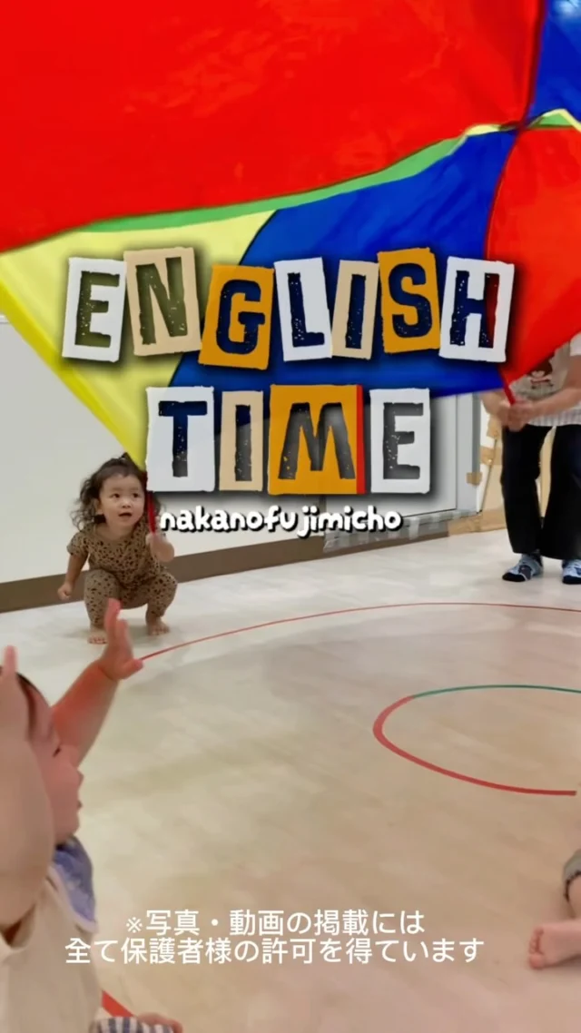 📚 English Time 🔤✨英語は「覚えるもの」ではなく、「楽しみながら触れるもの」。カメリアキッズでは、歌やダンス、カードゲーム、シール遊び、絵本、パペットシアターなど、年齢に合わせたさまざまなアクティビティを通して、自然と英語に親しめる環境を大切にしています🌈「What’s this?」「It’s a cat!」などのやり取りを楽しみながら、子どもたちは英語の音やリズムに触れ、自分から話してみようとする気持ちを少しずつ育んでいます😊遊びの中で「できた！」「わかった！」という成功体験を積み重ねることで、自信や表現力、そして「学ぶって楽しい！」という気持ちへとつながっていきます✨これからも、一人ひとりのペースを大切にしながら、笑顔あふれる English Time を楽しんでいきます🎵💛🌼見学・お問い合わせもお気軽にどうぞ！#カメリアキッズ #中野富士見町園 #企業主導型保育園 #保育園 #英語保育 EnglishTime 英語あそび 幼児英語 知育 遊びながら学ぶ モンテッソーリ 0歳児 1歳児 2歳児 子どもの成長 子育て応援 園児募集