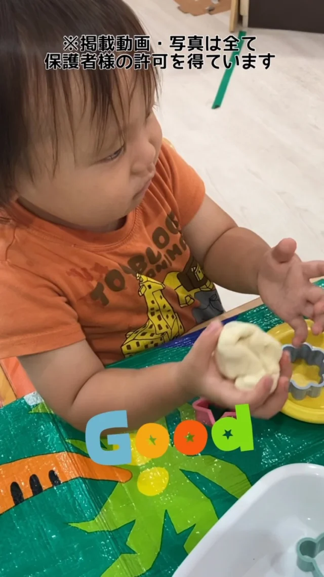 こんにちは、カメリアキッズ調布園です🎶ひたすらこねこね🤲良い笑顔も見れました☺️はじめての英語も、いつもの場所で安心♪カメリアキッズでは、親子で楽しく参加できる英会話教室を開講します✨️――――――――――――――――———————————他SNSも要チェック♪HP ： カメリアキッズyoutube:Oカメリアキッズほいくえ：●カメリアキッズTikTok: @camellia_kids_hoikuen★★★★★★★★★★★★カメリアキッズ調布園〒184-0026調布市小島町1-5-6アールアンドエスビル1階重042-452-8705園児・保育士さん・調理さん◎O◎募集中◎◎◎#東京都#調布市保育園#認可外保育園#保活