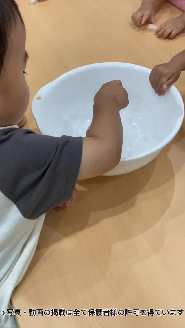 つめた～い！カッチカチ！ツルツルでつかめな～い！一瞬の子どもたちの目👀が覚めるような表情✨食紅はスーパーの製菓コーナーや100均で売っています。おうちでも是非試してみてください😊#カメリアキッズ #中野富士見町園 #七夕 #保育園 #季節の行事 乳児保育 子どもの成長 笑顔いっぱい