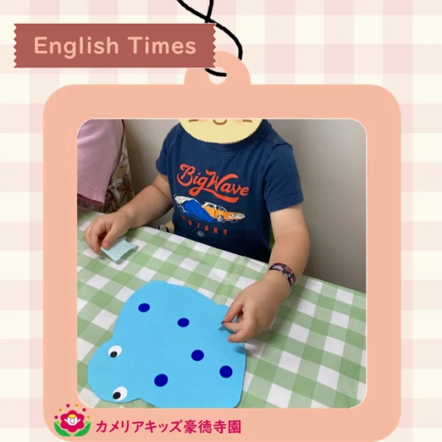 こんにちは😊カメリアキッズ豪徳寺園です✨ イングリッシュタイム🔤クラフトの時間、色々なエイが遊泳です♫バイリンガルな未来へまた一歩近づきました💯.☆☆☆☆☆☆☆☆☆☆☆☆☆他SNSも要チェック♪ Instagram：itg_camellia_kidsyoutube：カメリアキッズほいくえ：カメリアキッズ園児・保育士さん・調理さん☆募集中☆☆☆☆☆☆☆☆☆☆☆☆☆カメリアキッズ豪徳寺園〒154-0021東京都世田谷区豪徳寺1-21-5ヴィラ・ゴートク1F-D03-5799-7790 ☆☆☆☆☆☆☆☆☆☆☆☆☆#カメリアキッズ#東京都#世田谷区保育園#認可外保育園#保活