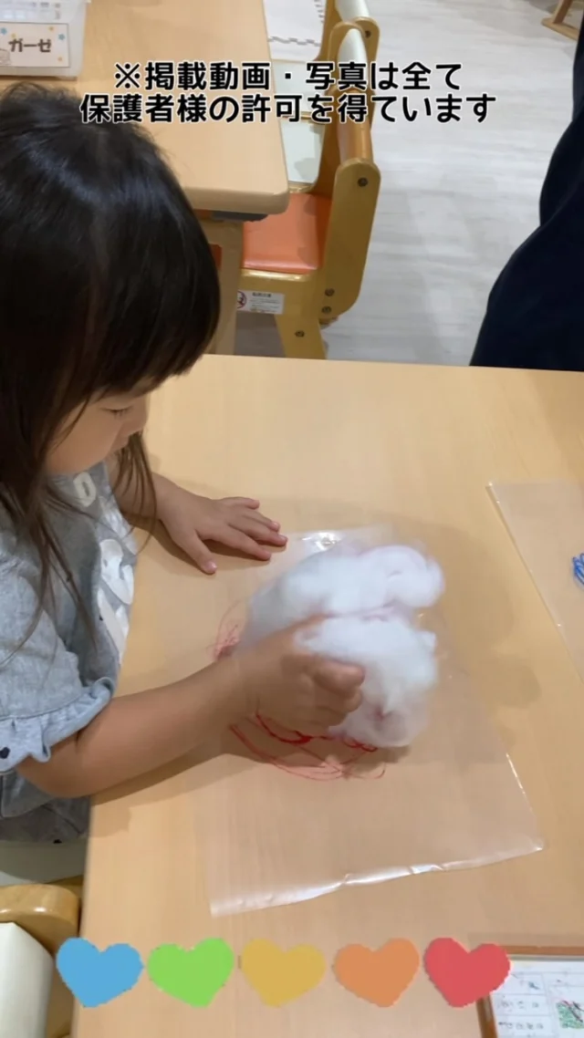 こんにちは、カメリアキッズ調布園です🎶製作活動中の様子です☁️🎨楽しく綿に色付けしてます✨はじめての英語も、いつもの場所で安心♪カメリアキッズでは、親子で楽しく参加できる英会話教室を開講します✨️――――――――――――――――———————————他SNSも要チェック♪HP ： カメリアキッズyoutube:Oカメリアキッズほいくえ：●カメリアキッズTikTok: @camellia_kids_hoikuen★★★★★★★★★★★★カメリアキッズ調布園〒184-0026調布市小島町1-5-6アールアンドエスビル1階重042-452-8705園児・保育士さん・調理さん◎O◎募集中◎◎◎#東京都#調布市保育園#認可外保育園#保活