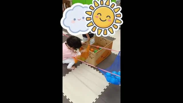こんにちは！カメリアキッズ千石園です。本日はあいにくの雨だったので、お部屋の中でボール遊びをしました。カラフルなネットに同じ色のボールをぽいっ！ボールの色とネットの色を見比べて、上手探すみんなでした。【江東区で保育園をお探しの方へ】カメリアキッズ千石園では、園見学・入園に関するご相談を受け付けています。住吉駅から徒歩圏内にある保育園です。日々の遊びや季節の行事を通じて、子ども一人ひとりの成長を大切にした保育を行っています。 ■ 入園・園見学について・見学可能日・対象年齢・入園に関する詳細 詳細は、プロフィールのウェブサイトにある入園案内をご確認ください。 ■ 保育士の採用についてカメリアキッズ千石園では、保育士を募集しています。職員同士で子どもたちの様子や保育内容を共有し、相談・連携しながら日々の保育に取り組んでいます。 ・募集職種・雇用形態・給与・休日・応募方法