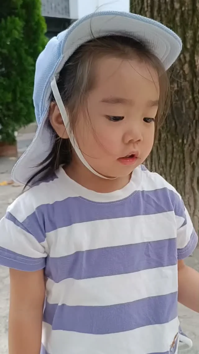こんにちは！カメリアキッズ東中野園です。外遊びの様子を動画でお届けします！公園につくと滑り台をすべったり、落ち葉の感触を楽しむなど、それぞれが楽しいと思う遊びに没頭していました。一人で遊ぶだけでなく、先生や友だちとコミュニケーションを取りながら一緒に遊ぶ姿も見られました。【中野区で保育園をお探しの方へ】カメリアキッズ東中野園では、園見学・入園に関するご相談を受け付けています。東中野駅から徒歩圏内にある保育園です。日々の遊びや季節の行事を通じて、子ども一人ひとりの成長を大切にした保育を行っています。■ 入園・園見学について・見学可能日・対象年齢・入園に関する詳細詳細は、プロフィールのウェブサイトにある入園案内をご確認ください。■ 保育士の採用についてカメリアキッズ東中野園では、保育士を募集しています。職員同士で子どもたちの様子や保育内容を共有し、相談・連携しながら日々の保育に取り組んでいます。・募集職種・雇用形態・給与・休日・応募方法採用に関する詳細は、プロフィールのウェブサイトにある採用ページをご確認ください。【カメリアキッズ東中野園】東京都中野区東中野1丁目1-2 プライマリービル 1F